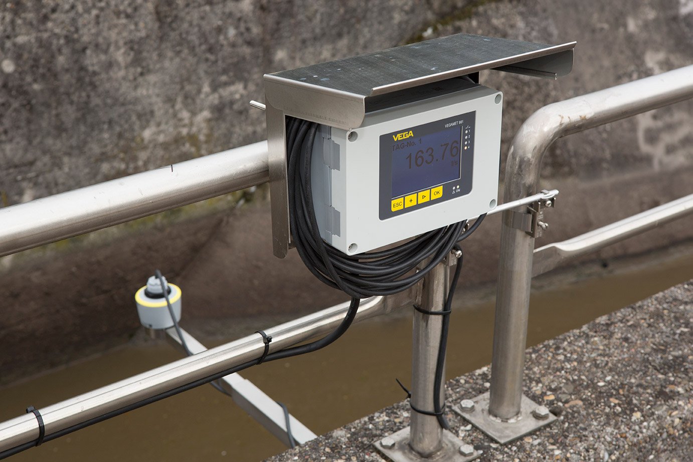 New compact radar level instruments defy buildup to deliver reliable