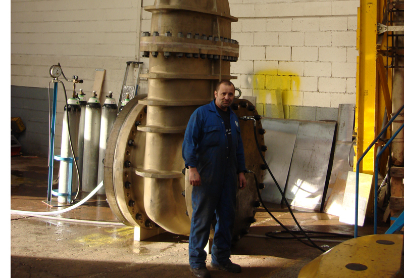 British firm builds world's largest gate valve for Bahrain seawater intake pipeline British firm builds world's largest gate valve for Bahrain seawater intake pipeline