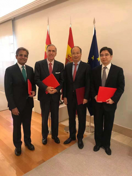 From-L-R_Paddy-Padmanathan,-President-&-CEO-of-ACWA-Power,-Abengoa-Executive-Chairman-Gonzalo-Urquijo,-ICBC-Chairman-Yi-Huiman,-SEGC-CEO-Huang-Ou From-L-R_Paddy-Padmanathan,-President-&-CEO-of-ACWA-Power,-Abengoa-Executive-Chairman-Gonzalo-Urquijo,-ICBC-Chairman-Yi-Huiman,-SEGC-CEO-Huang-Ou