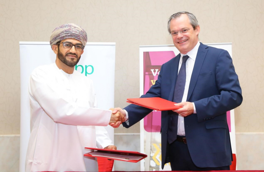 Aflah Al Hadhrami, BP’s Regional Director for PSCM (left) and Erwan Rouxel, CEO of Veolia Oman sign five-year contract for a reverse osmosis raw water treatment plant in Oman’s Khazzan tight gas field. Aflah Al Hadhrami, BP’s Regional Director for PSCM (left) and Erwan Rouxel, CEO of Veolia Oman sign five-year contract for a reverse osmosis raw water treatment plant in Oman’s Khazzan tight gas field.